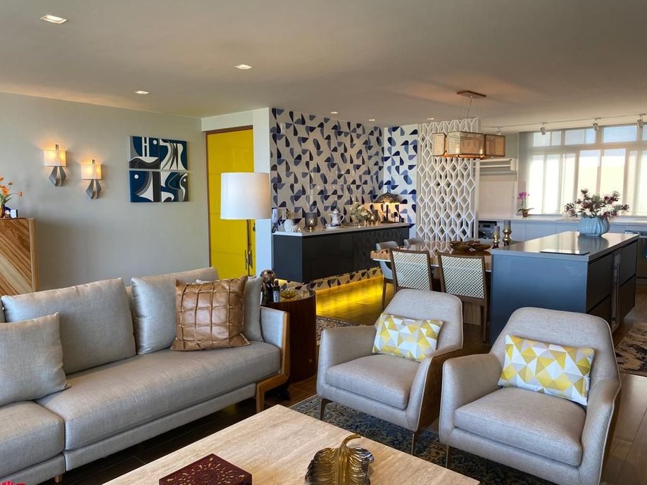 Com a solicitação do estilo anos 60, pensamos em um projeto super aconchegante para este apartamento. Trouxemos a elegância da época nos veios amadeirados e para dar um charme especial tons exuberantes em amarelo e azul. E para completar, toda a decoração homenageou a cidade de Brasília, com detalhes que a proprietária soube evidenciar! @ednacortes.arquitetura