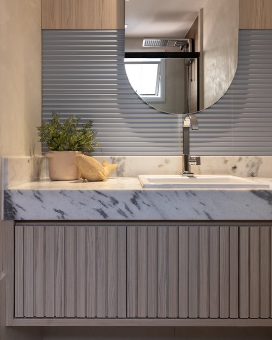 Painel de marcenaria com Revestimento Zigzag Denim 30x90cm instalado acima da bancada