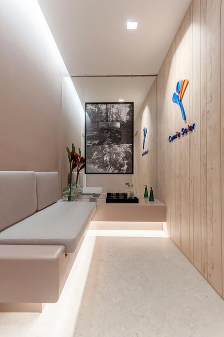 O ESPAÇO VOLTADO PARA O PÚBLICO MAIS MADURO, SE GUIOU POR MATERIAIS QUE TROUXESSEM UMA ATMOSFERA DE CONFORTO E TRANQUILIDADE, AS CORES EM TONS CURATIVOS, PLANTAS NATURAIS E O REVESTIMENTO YASS, QUE NOS TRAZ A MEMÓRIA AFETIVA DAS CASAS DE MÃE