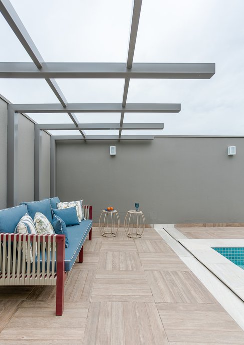 Neste ambiente vemos o porcelanato deck em amarração, diferenciando o ambiente.