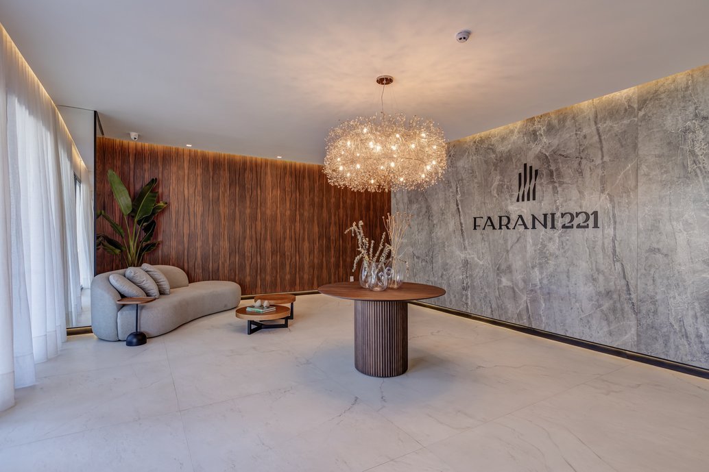 Foto do Lobby com o porcelanato Sirena e a lastra do Gray Marble como Painel