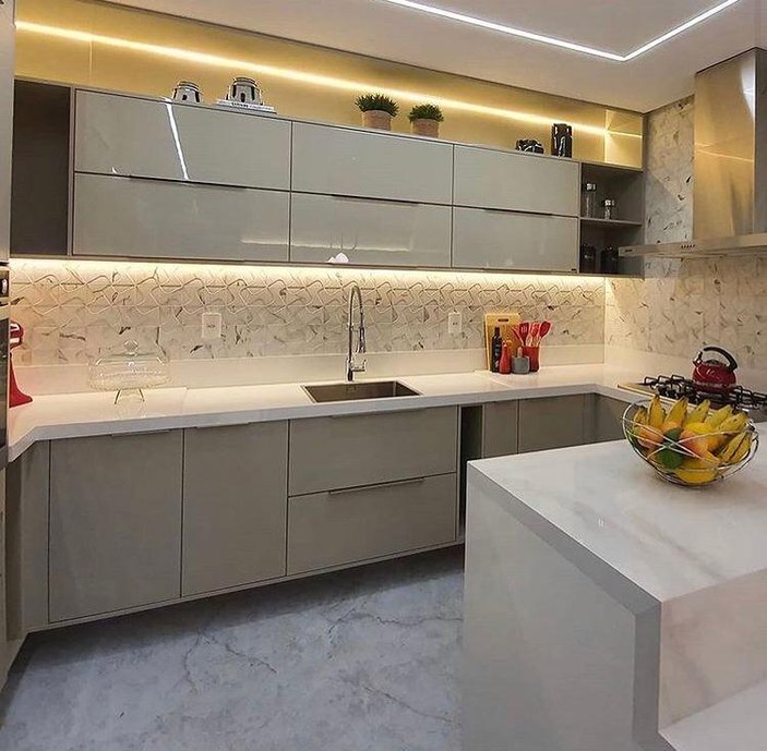 Cozinha com bancada esculpida