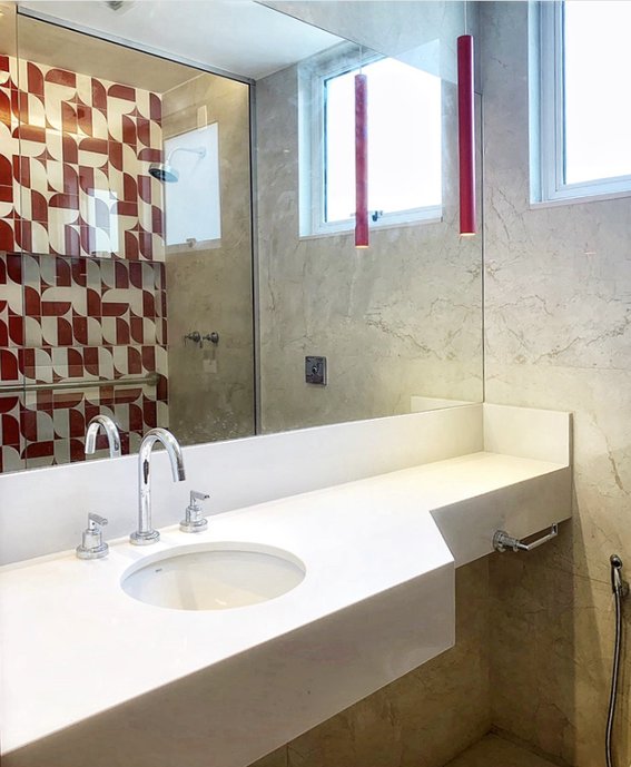 A arquitetura modernista do painel de fundo casa com o revestimento clássico do Beige Versailles