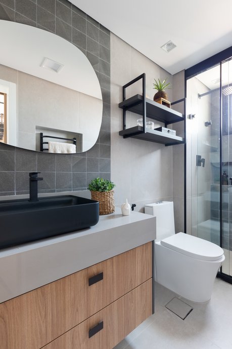 Banho Jovem em estilo industrial, composto de texturas diferentes para trazer leveza ao um conceito de tons de uma única cor.