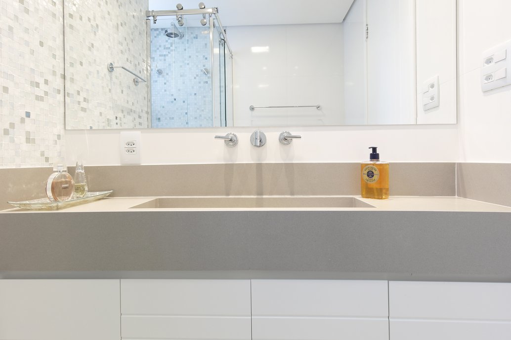 Bancada em porcelanato.