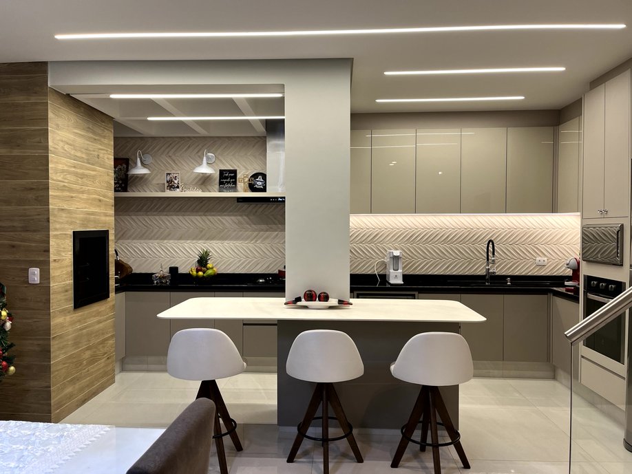 Reforma de cozinha com bancada na espessura do porcelanato, cantos arredondados em porcelanato Onyx Unique 120x120 NAT RET