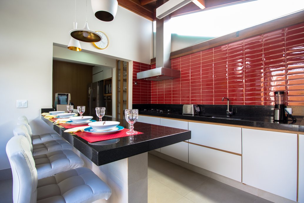 Área de Lazer externa integrada com a cozinha interna e revestida com o Liverpool Pitanga.