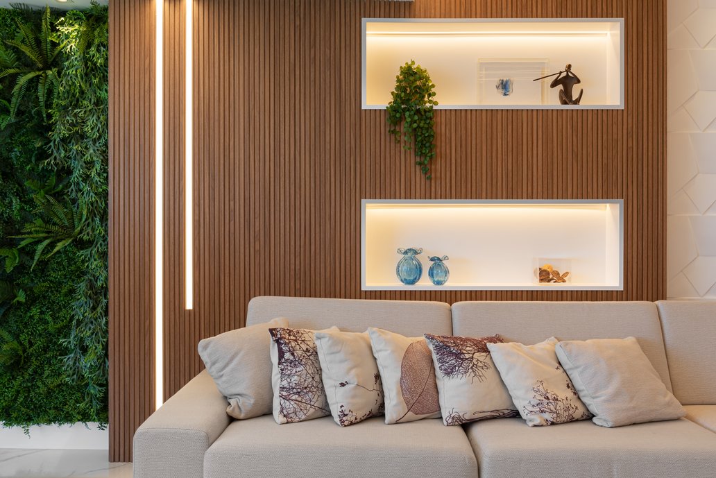 Led em painel ripado.