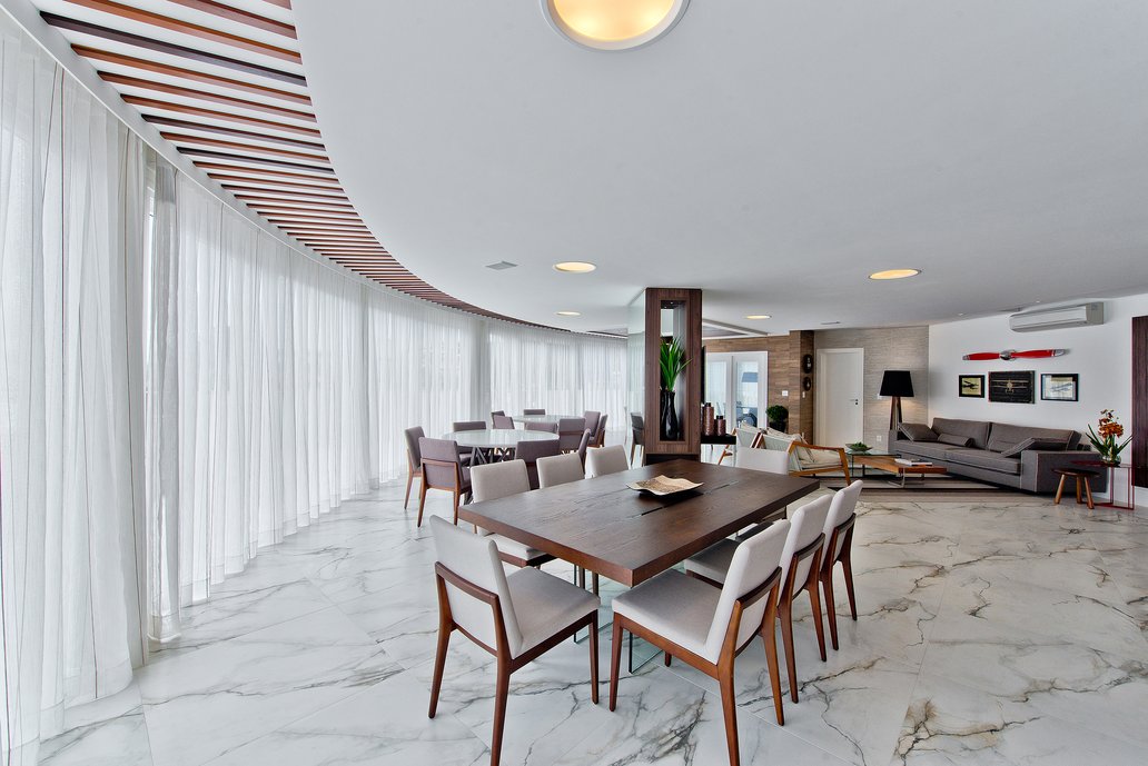 Espaço Gourmet que acomoda até 25 pessoas para o proprietário receber bem os amigos e familiares. Porcelanato: Bianco Paonazzetto.