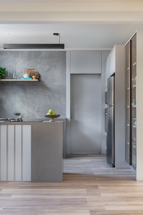 Cozinha cinza, leve e neutra em Florianópolis, Santa Catarina
