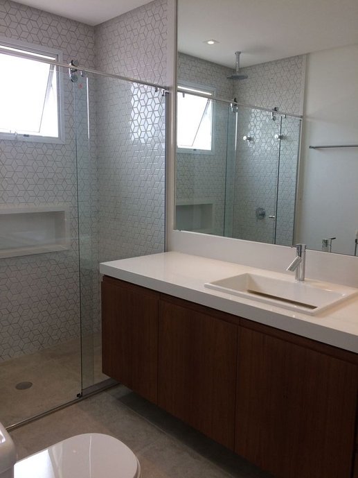 Neste banheiro utilizamos o concretissyma matiz grigio 60x60 retificado no piso e o cubica white nas paredes do box