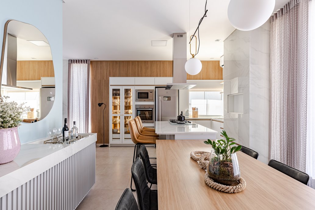 Sonho de um jovem casal, ter seu primeiro lar do jeitinho deles. Aconchegante e clean, funcionalidade era primordial. Inserimos cor e textura através de elementos de decoração e a madeira para aquecer o ambiente e contrastar com o porcelanato marmorizado utilizado na ilha, bancada da pia, churrasqueira bar! 