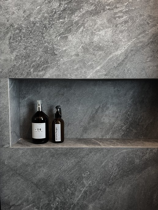 Banheiro casal com revestimento Bleu de Savoie na bancada e todo o volume da área do box.