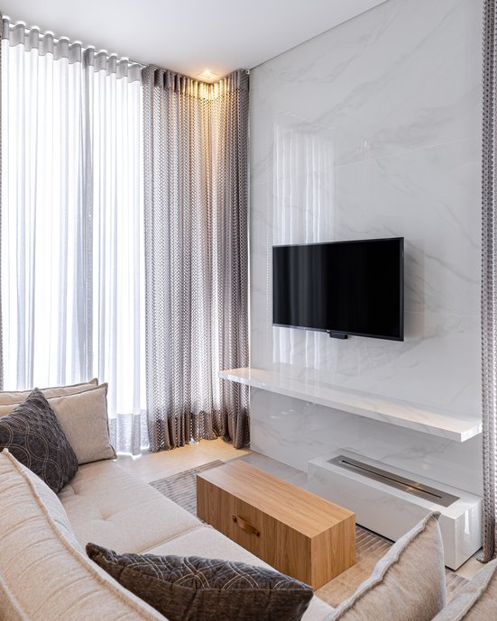 Painel da TV e lareira em Porcelanto. Clean e atemporal, sem elementos desnecessárioss 