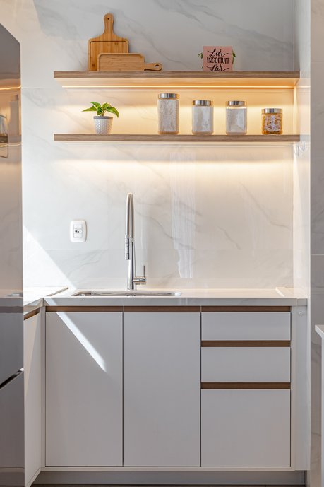 Área de bancada e espelho atrás da pia no mesmo porcelanato. Área molhada também é em porcelanato