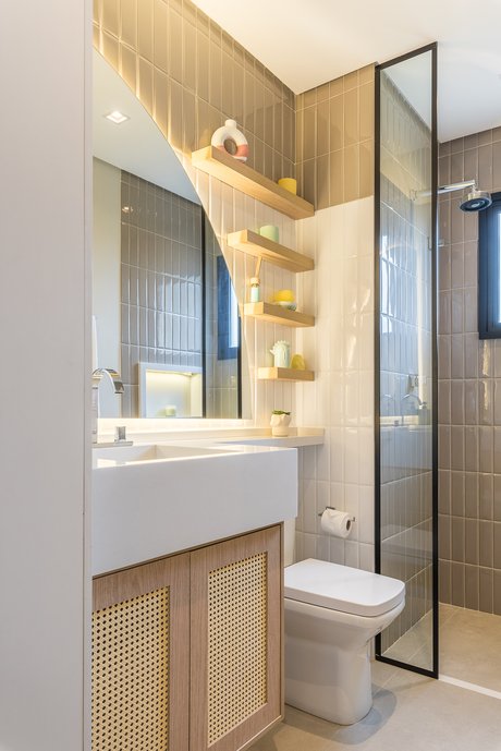 Led do espelho orgânico realça o revestimento e cria uma atmosfera aconchegante ao Banheiro.