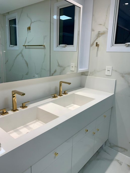 Os metais e detalhes em dourados, enaltecem os veios do requintado Oro Bianco 90x90 NAT. Detalhes que fazem a diferença! Projeto da nossa arquiteta Elaine Dematé. 