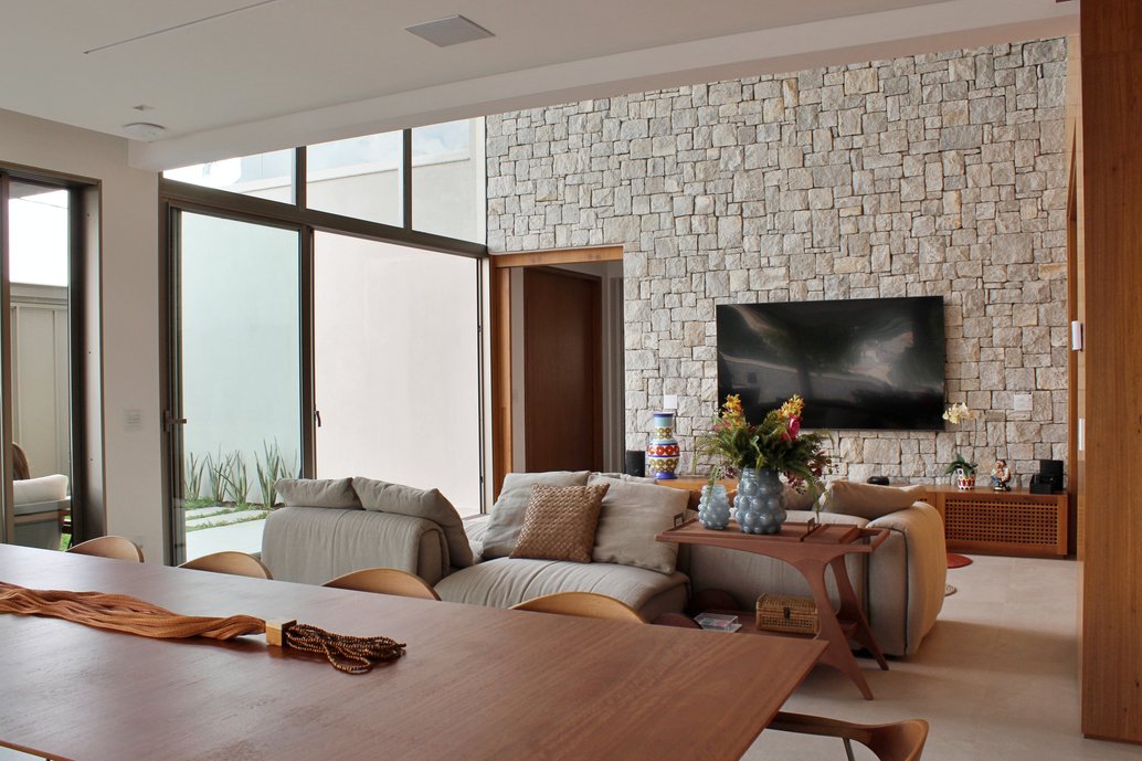 Living com piso porcelanato Posto 10 formato 120x120cm.