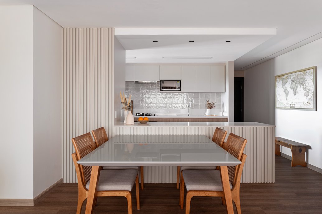 Cozinha com tons neutros e detalhes amadeirados, com revestimento Gouache Brume
Fotógrafo Matheus Kaplun