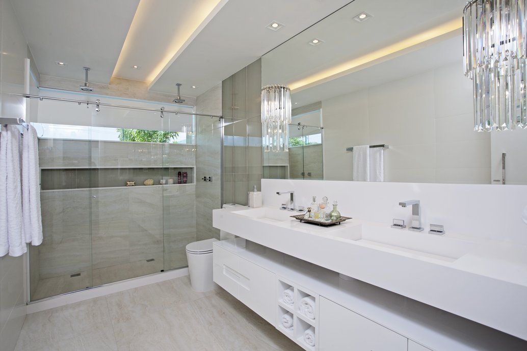 Suite Master foi usado o Travertino Navona Bianco 60 x 120 natural, acquarelle glass concreto aparente 30 x 60 e cetim bianco 30 x 90. Materiais escolhidos para compor com os elementos em branco, tons ficaram em perfeito equilíbrio estético.