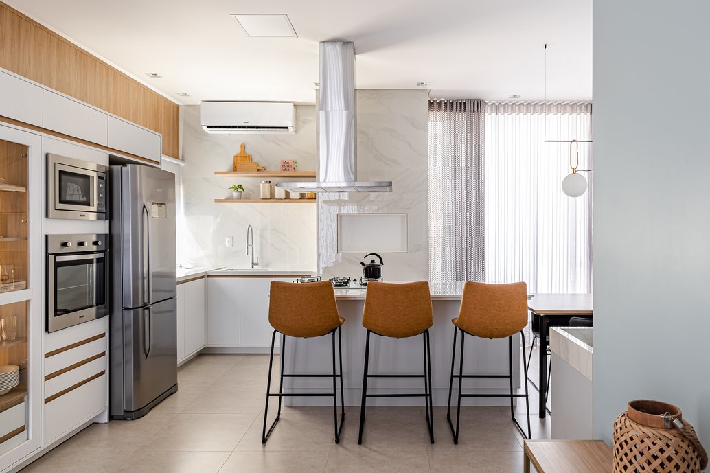 Cozinha linda, clean e atemporal com veio claros e poucos marcados do Bianco. 