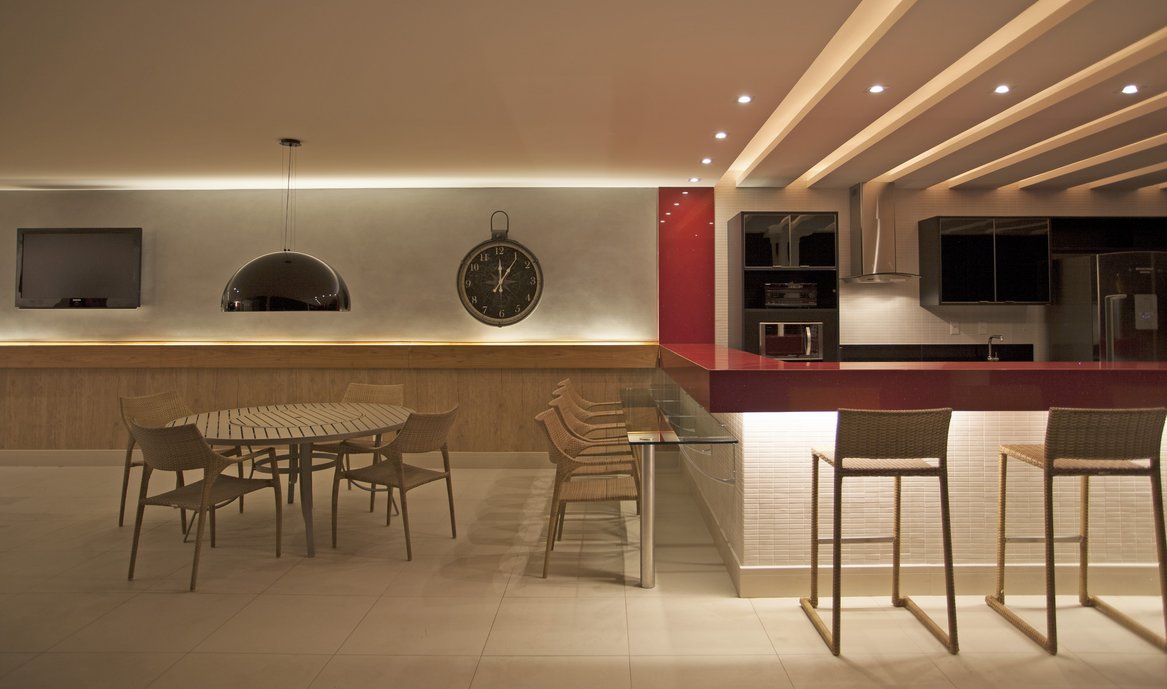 Espaço Gourmet em tons claros com piso externo MIneral Nude 60 x 60 ext e pastilha Blocks White 30 x 30 SL criando contraste com a madeira natural e balcão vermelho.
