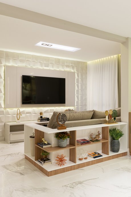 sala de tv com porcelanato 3D. Móveis planejados como divisória de sala integrada, móvel planejado atrás do sofá.