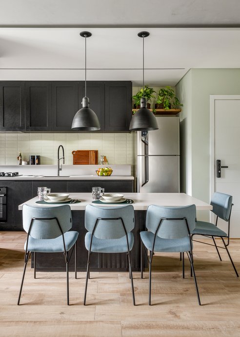 Um cozinha integrada com cores marcantes.