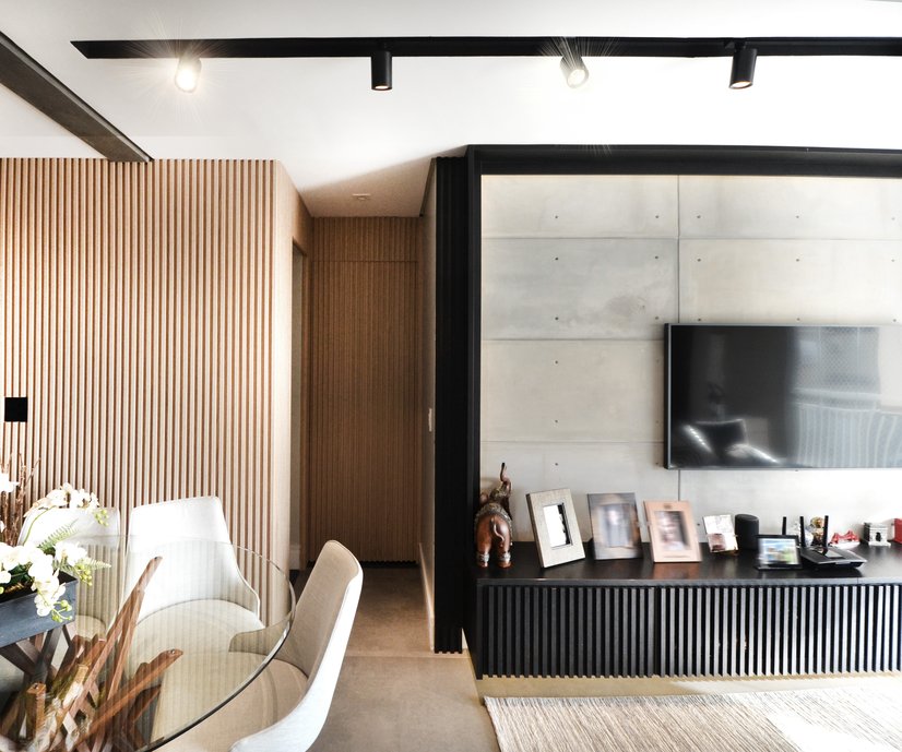 Sala de TV e estar , painel de TV em concreto pré-moldado e uma escada de madeira artesanal , piso portobello superquadra 