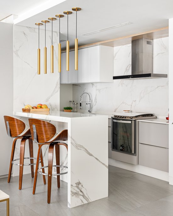 Cozinha clean, revestida em porcelanato marmorizado branco, com toque amadeirado para aquecer! 