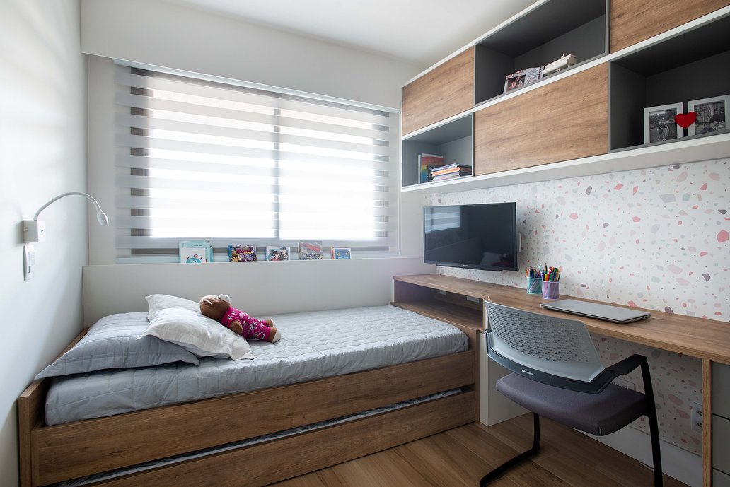 Quarto para adolescente com bancada de estudos