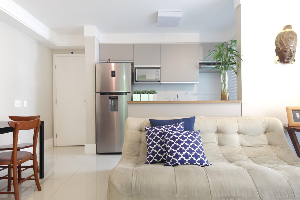 O mesmo piso usado na sala e na cozinha ajuda na integração dos espaços.