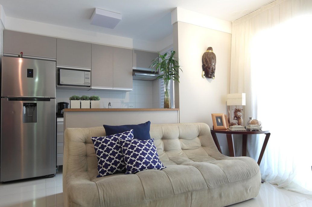O mesmo piso usado na sala e na cozinha ajuda na integração dos espaços.