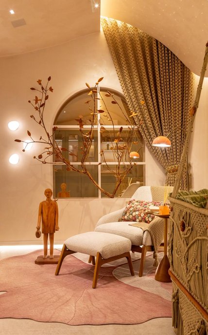 Os revestimentos Portobello assumem papel central no projeto, com destaque para o piso em porcelanato TAJ 1,20 x 1,20, que traz elegância, continuidade visual e sofisticação ao espaço. Sua tonalidade 