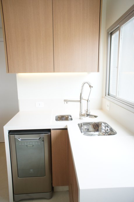Cozinha com bancada em L em porcelanato Simplesmente Branco