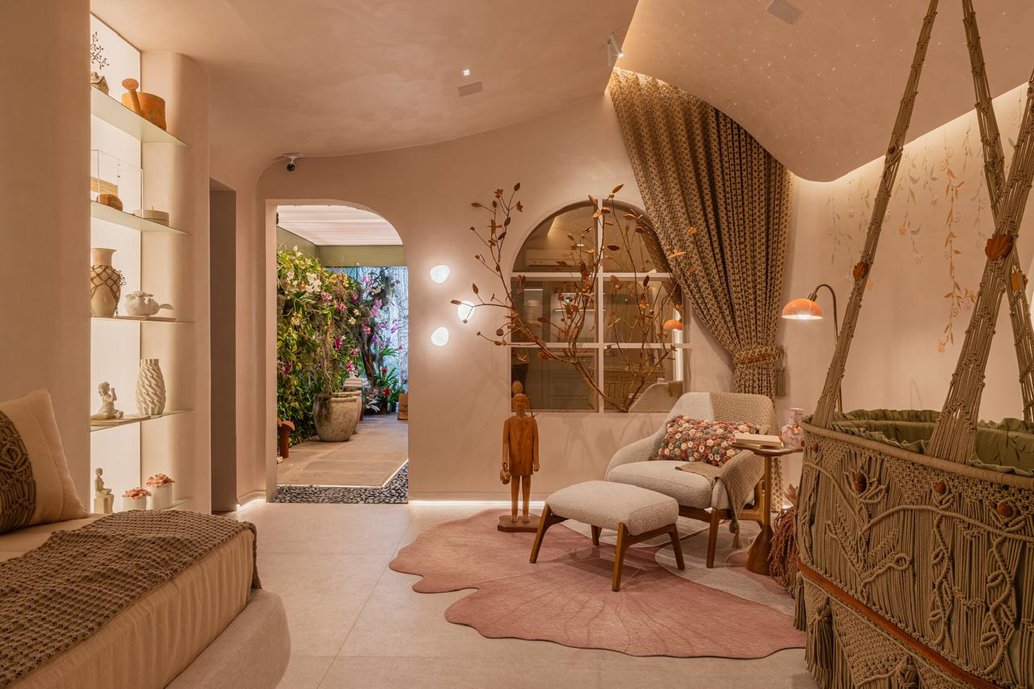Os revestimentos Portobello assumem papel central no projeto, com destaque para o piso em porcelanato TAJ 1,20 x 1,20, que traz elegância, continuidade visual e sofisticação ao espaço. Sua tonalidade 