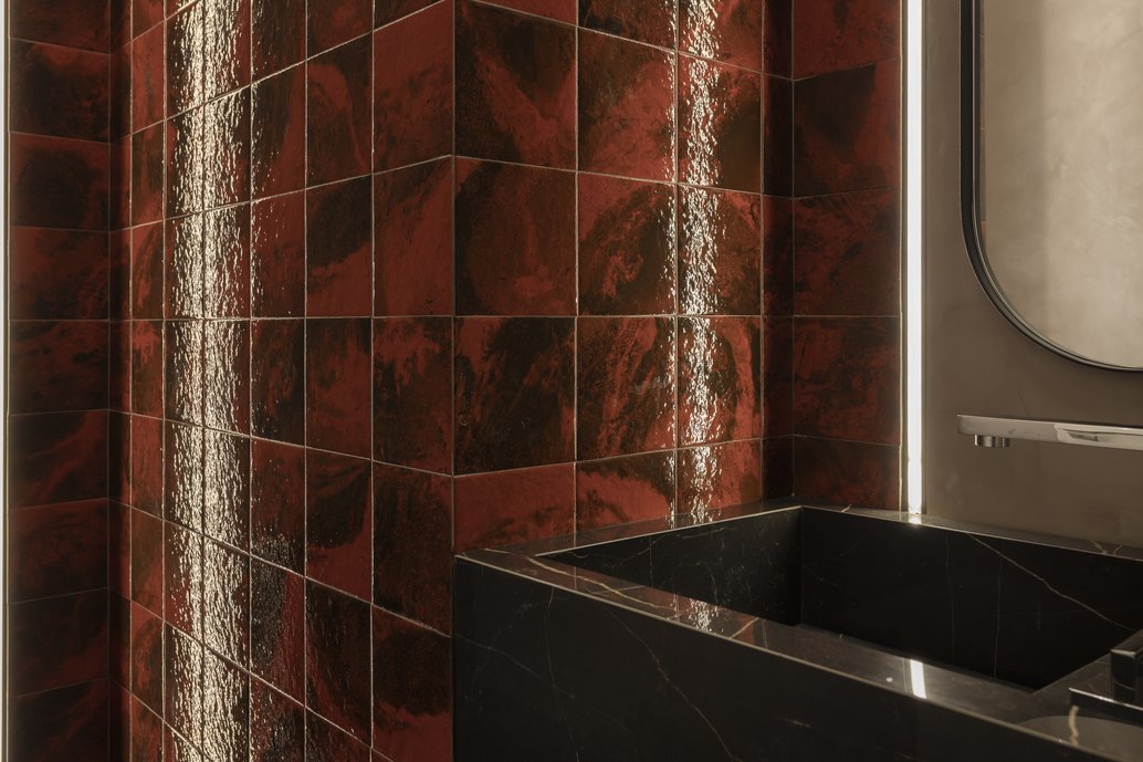 Que o lavabo é o ambiente onde podemos ousar sem medo isso não é novidade, mas para oi briefing deste lavabo localizado junto ao parque da luz e a ponte Hercílio Luz em Florianópolis o cliente teve um único pedido, me impactem. Pela área hiper reduzida, as soluções apresentadas exploraram revestimentos e iluminação para trazer uma atmosfera única para o ambiente.