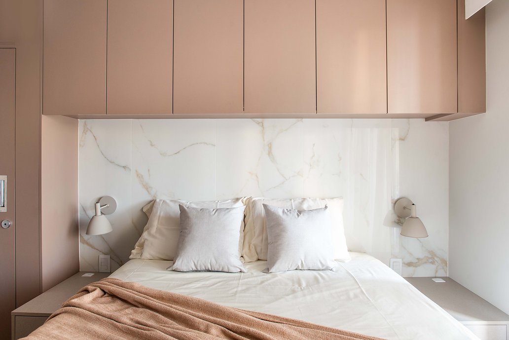Cabeceira da cama em porcelanato