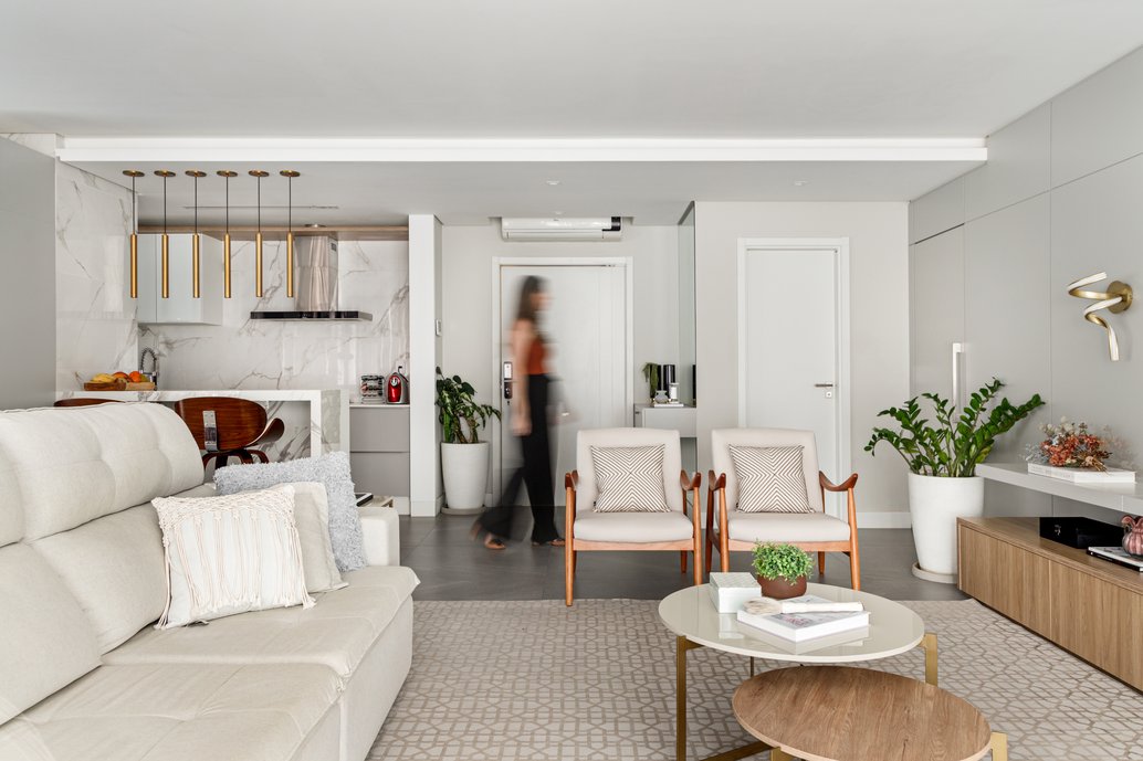 Para estes clientes, nosso maior desafio foi trazer o conforto de uma casa para dentro de um apartamento! Eles temiam perder o conforto dos amplos espaços que estavam acostumados na antiga casa. Para isso, integramos os ambientes, ampliando o living e abrindo parte da cozinha. Resultando em espaços mais amplos e confortáveis!