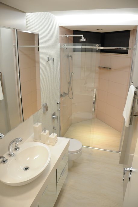 Conforto, tecnologia e as últimas novidades em revestimento foram trazidos para este ambiente, que foi todo pensado num espaço de Banheiro para a Suíte de uma Menina, foi idealizado pelas arquitetas Liége Pinheiro e Priscila Pinheiro do escritório Ideal Arquitetura de Baln. Camboriú / SC.
A tendência do Revestimento Marmorizado foi utilizada em todo o piso, o qual reproduz um dos mais clássicos Mármores, o Travertino Navona Bianco da Portobello, com seu acabamento acetinado. Para contrastar com este material utilizamos dentro do box um revestimento Rosa Chá, da Linha Coloríssima da Portobello, seguindo a tendência da cor Rose Quartz, que será a cor do ano de 2016 segundo o Instituto Pantone, uma cor calmante, mas ao mesmo tempo alegre. O detalhe ficou com o Mosaico Gioielli da Portobello atrás do vaso sanitário, em mini formato e máximo glamour, feito em cores inspiradas nas pedras semi-preciosas, com acabamento de lustre, e que cria um leve efeito furta cor, transformando o clima deste ambiente com muita sofisticação. 