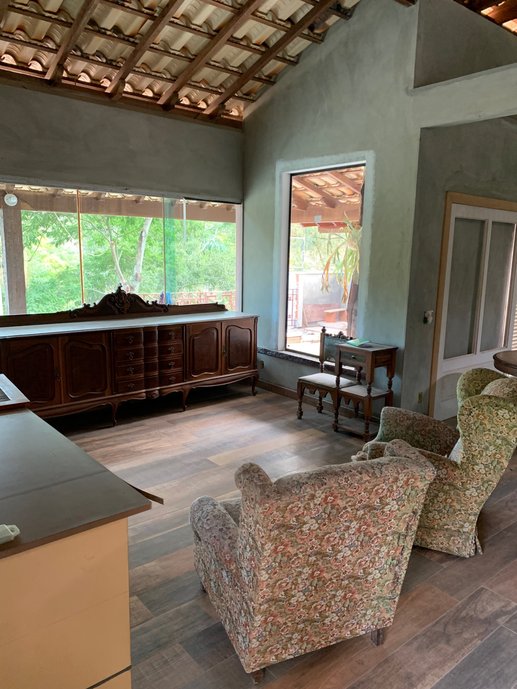 O porcelanato Inirapuera mix apresenta tons distintos, fiéis à madeira natural. Casou perfeitamente ao cimento queimado e rusticidade do mobiliário
