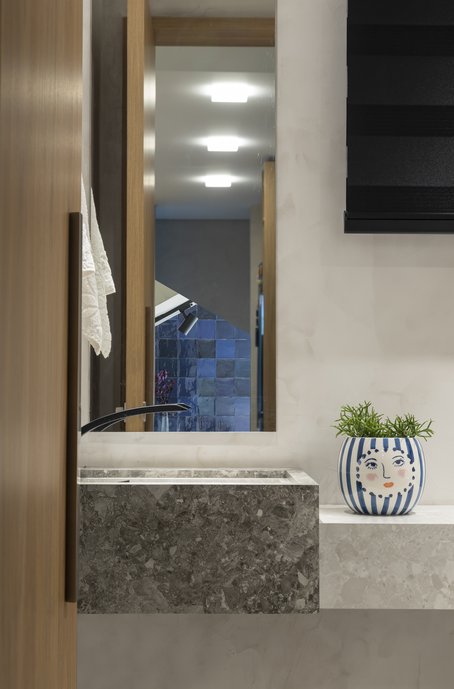 Projetar espaços pequenos é sempre um desafio muito grante, para este lavabo pequeno trabalhamos com revestimentos cerâmicos com a intenção de ampliação do espaço.