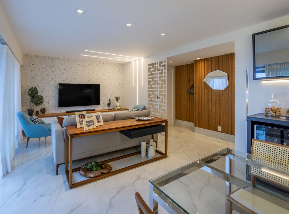 LIVING com piso e painel do home theatre em porcelanato confrindo unodade e sofisticação ao ambiente 