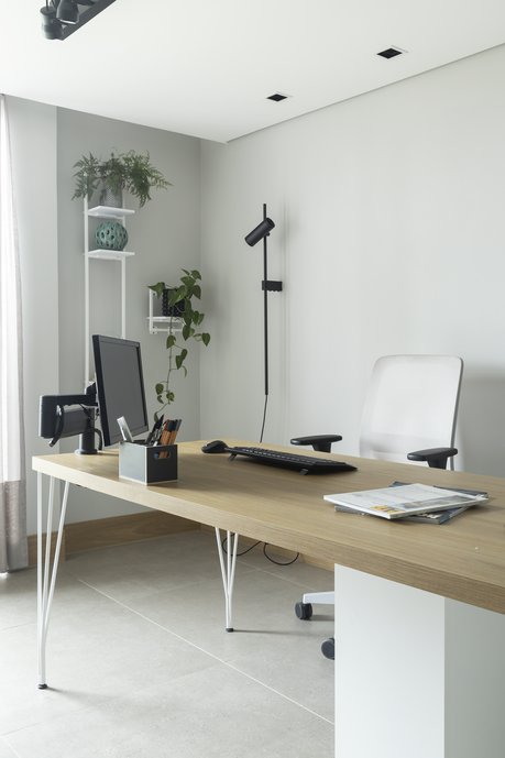 Em tempos de pandemia, um dos ambientes que recebe maior atenção nas residências pelo mundo são os escritórios. Neste projeto buscamos soluções para dois postos de trabalho para o casal onde ambos passam seus dias em home office. Cores claras e design leve no mobiliário criam a atmosfera do ambiente.