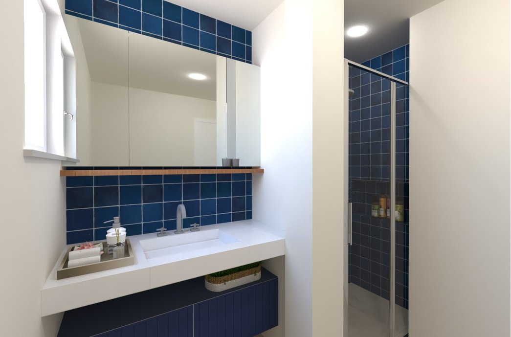 Um banheiro em tons de azul e marinho leve e versátil.