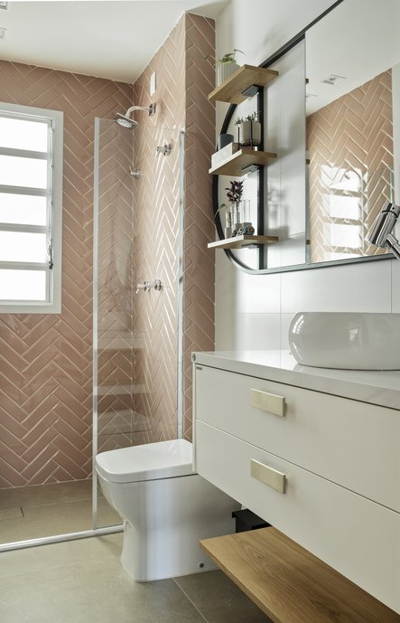 Em apartamentos pequenos, sem lavabo, o banho social assume papel de lavabo, e dar um ar sofisticado e com a personalidade do morador para este ambiente é essencial.