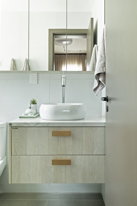 Em apartamentos pequenos, sem lavabo, o banho social assume papel de lavabo, e dar um ar sofisticado e com a personalidade do morador para este ambiente é essencial.