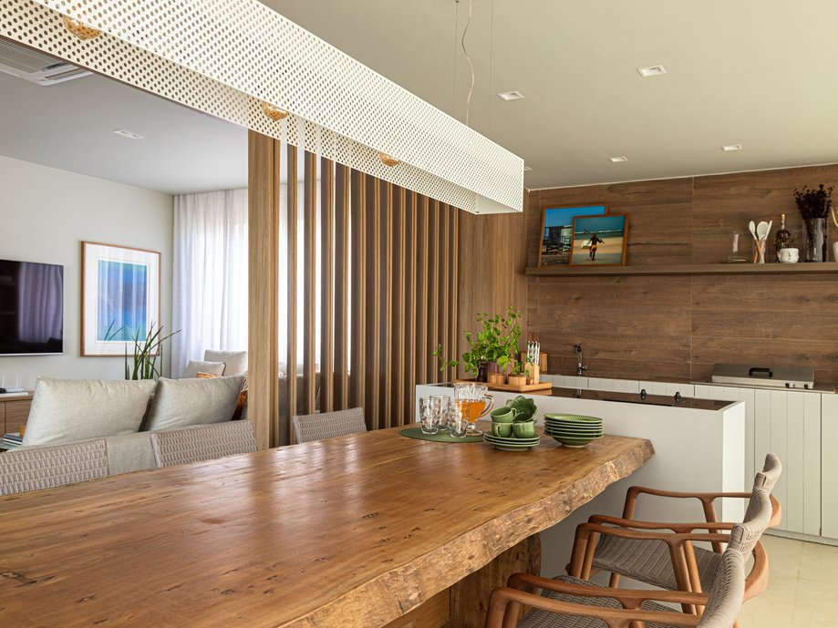Varanda gourmet com bancada de porcelanato e churrasqueira embutida