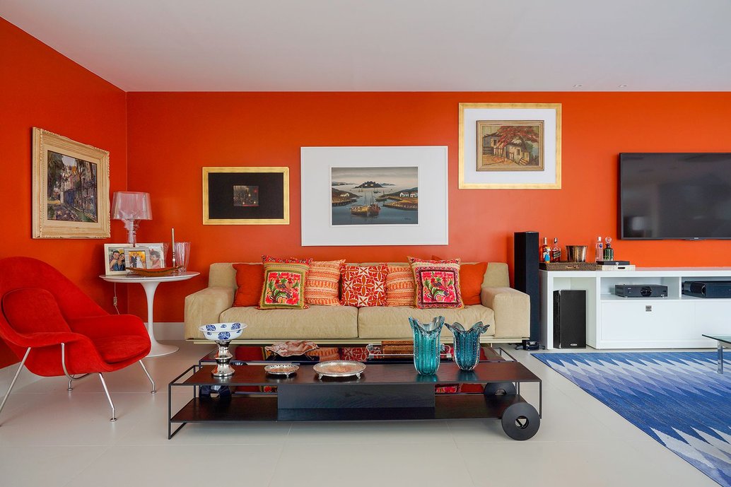Detalhe da sala de estar com tons quentes e vibrantes. Foto: Manoel Soares