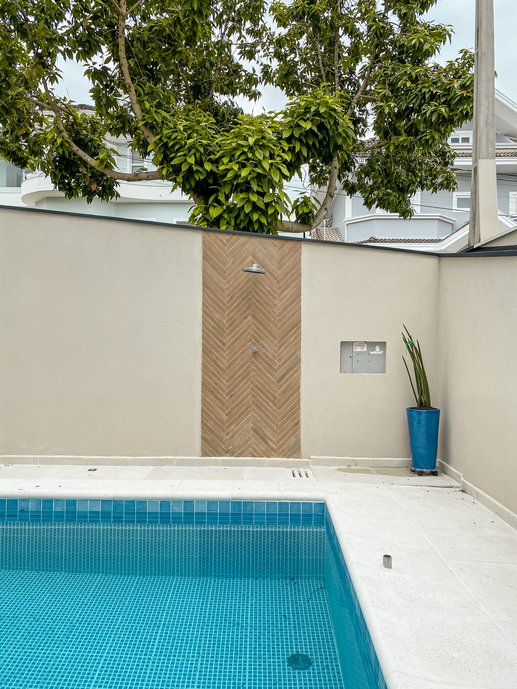 Vista da ducha da piscina